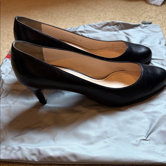 Prada Women's Elegant Black Heels - Picture 7 of 8